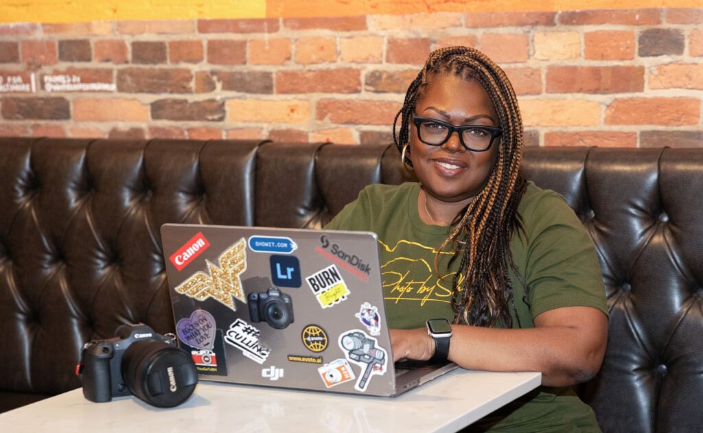 dmv photographer with laptop and camera