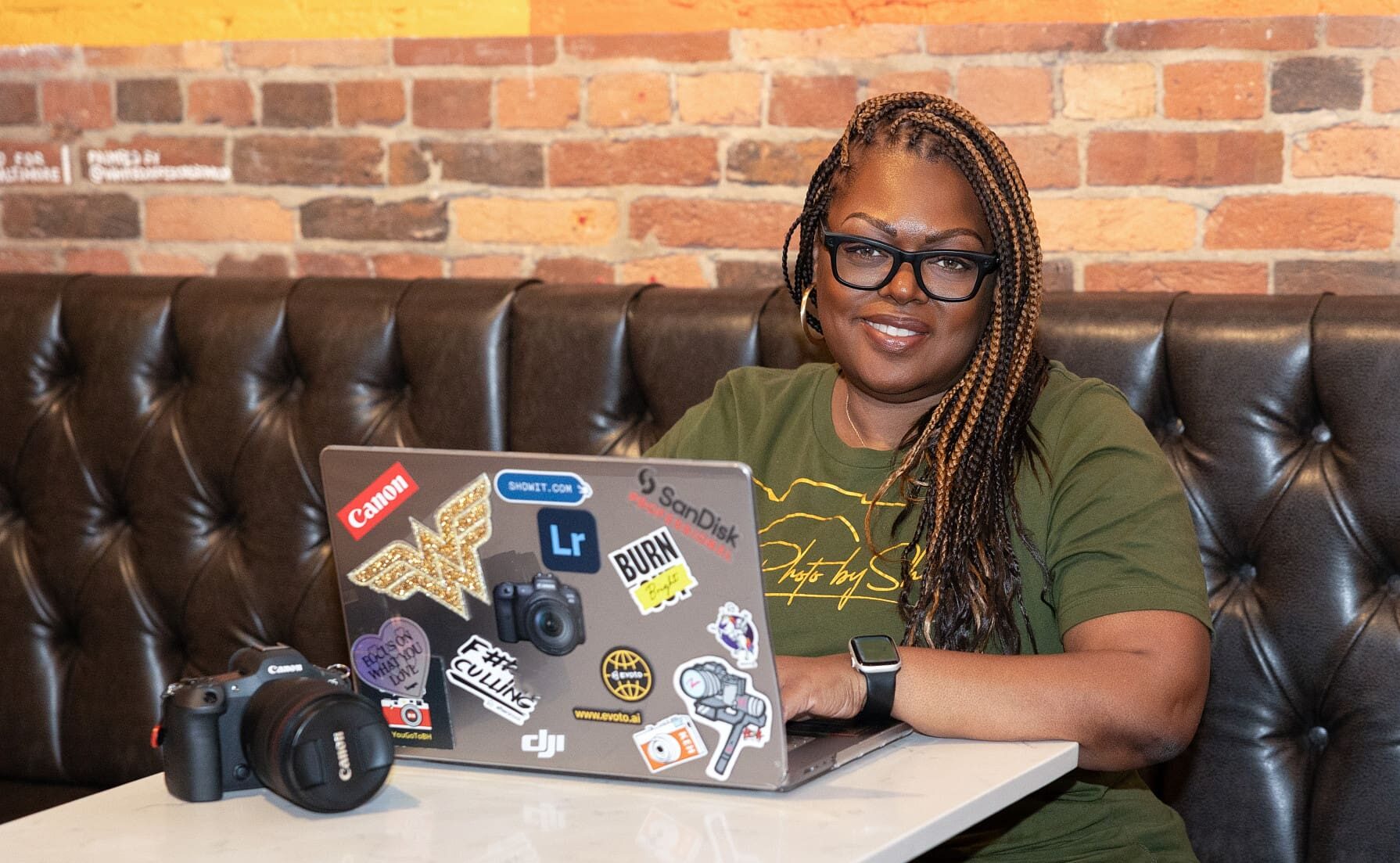 dmv photographer with laptop and camera